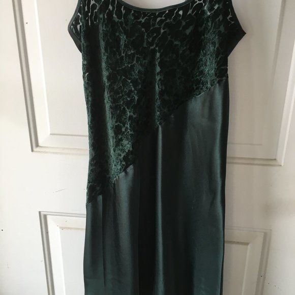 Versailles brand forest green nighwear. Size large - Picture 1 of 4